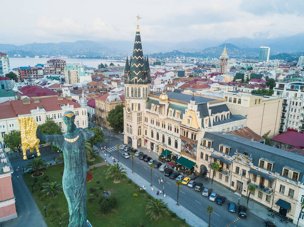 Статуя Медеи с золотым руном увенчалась высокой каменной колонной в центре площади Европы, Батуми, Грузия
.