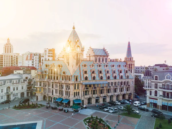 Medea ile Altın Post heykeli Merkezi Avrupa Meydanı, Batum, Gürcistan yüksek taş sütununda tepesinde.