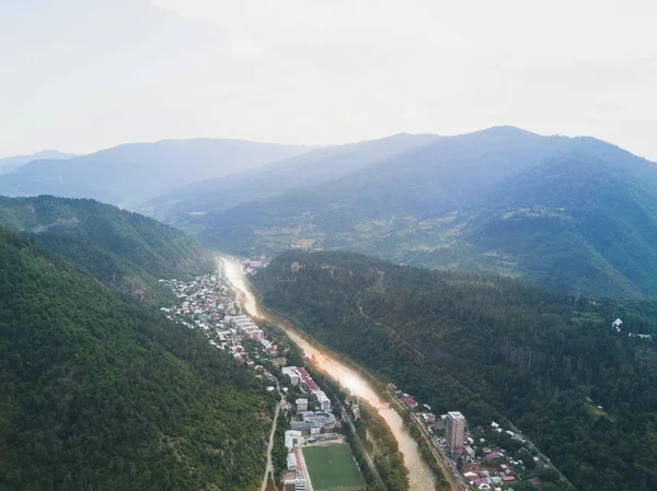 Pemandangan udara sungai di lembah pegunungan. Georgia — Stok Foto