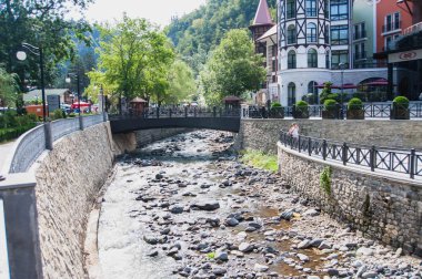 Lüks otel kompleksi Borjomi resort, Georgia Borjomula Nehri'nin kıyısında yer alan.