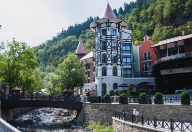 Lüks otel kompleksi Borjomi resort, Georgia Borjomula Nehri'nin kıyısında yer alan.