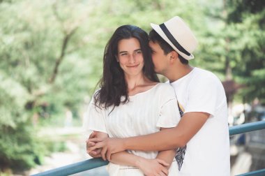 Mutlu aşk sarılma içinde genç çift bahar günü sahiptir