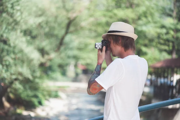 Fotografer mengambil foto di taman . — Stok Foto