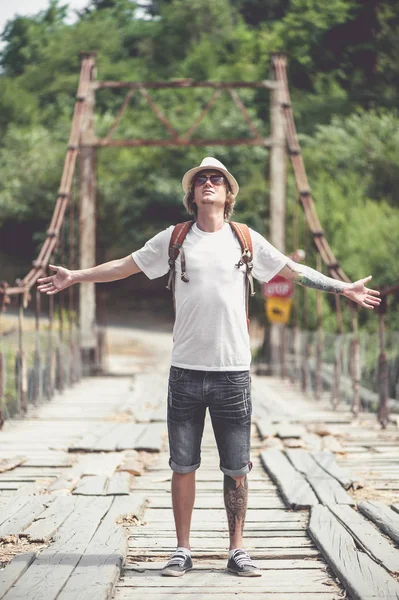 Caminhante está atravessando ponte de madeira na Geórgia — Fotografia de Stock