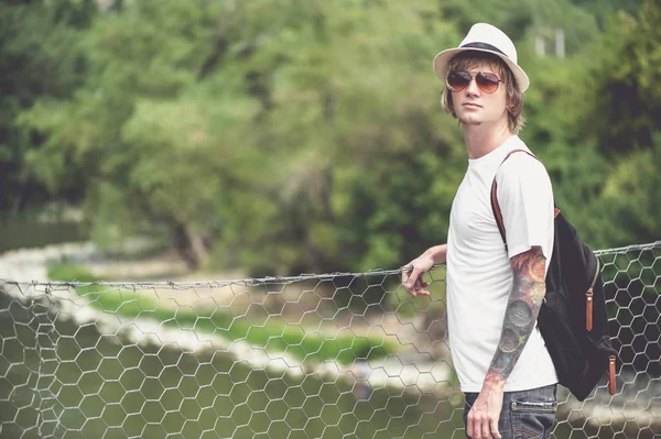 Uzun yürüyüşe çıkan kimse Gürcistan'daki tahta köprüden geçiyor