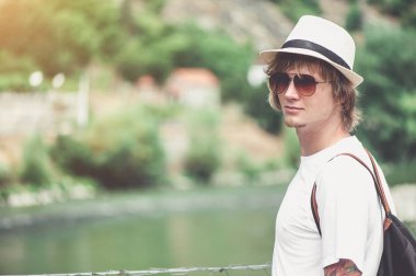 Genç şık adam Gürcistan'daki tahta köprüden karşıya