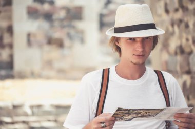 Mutlu genç adam bir harita