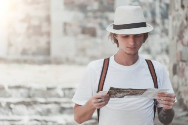 Mutlu genç adam bir harita