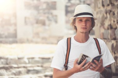 Mutlu genç adam bir harita