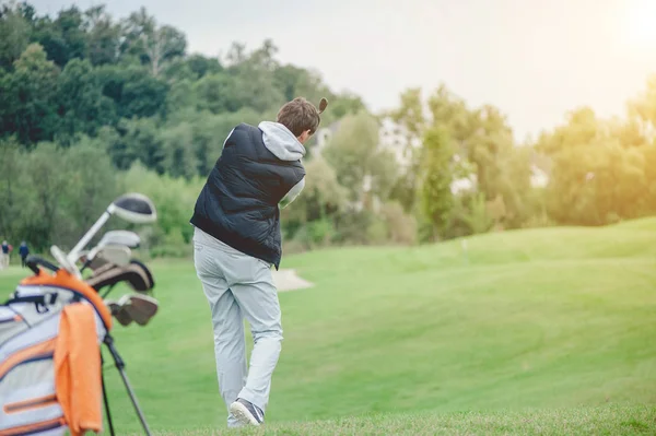 Golf sahasında golf oynayan adam.