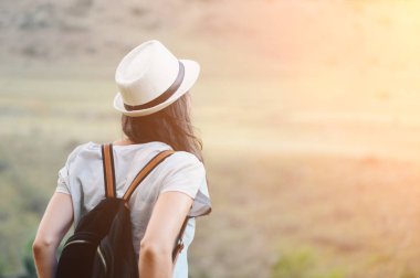 Arkadan görünüşü manzara seyir şapka giyen genç kadın