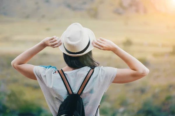 Baksidan på den unga kvinnan som bär hatt tittar på landskapet — Stockfoto