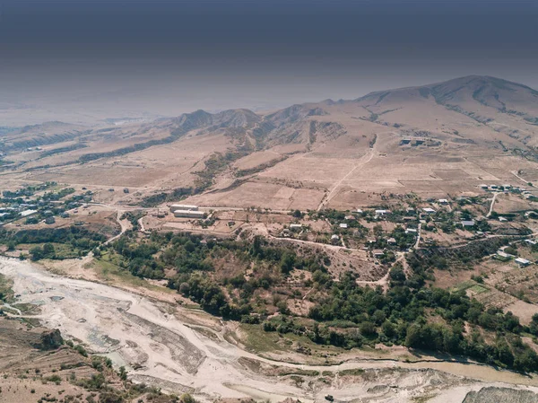 Vista aérea do rio no vale da montanha, Geórgia — Fotografia de Stock