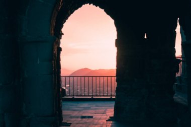 Günbatımı Jvari Church Mtsheta, Gürcistan yanında kemer ile sahne