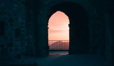 Günbatımı Jvari Church Mtsheta, Gürcistan yanında kemer ile sahne