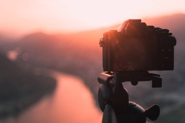 Tripod üzerinde kamera hazırlamak yüksek ateş et