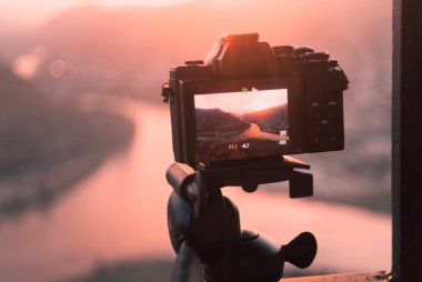 Tripod üzerinde kamera hazırlamak yüksek ateş et