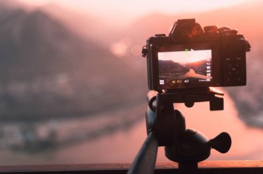 Tripod üzerinde kamera hazırlamak yüksek ateş et