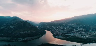 Akşam Mtsheta şehir ve manzarayı Kura Nehri gün batımında Jvari Manastırı