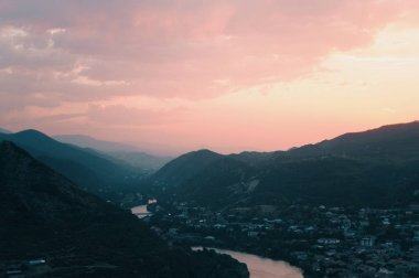 Akşam Mtsheta şehir ve manzarayı Kura Nehri gün batımında Jvari Manastırı