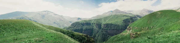 Beautiful green mountain landscape in Georgia. — Stock Photo, Image