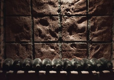 Tozlu şişe şarap şarap Kvareli tünelde