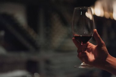 Erkek sommelier uzun saplı kadehlerin Holding şarap dökme.