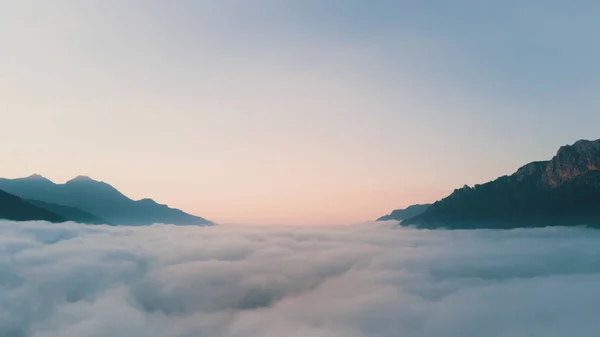 Stepancminda, Gürcistan'daki güzel gündoğumu. Kazbek Dağı'na görüntülemek