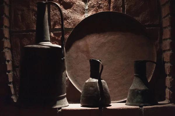 De oude wijn apparatuur in de kelder Khareba Winery — Stockfoto