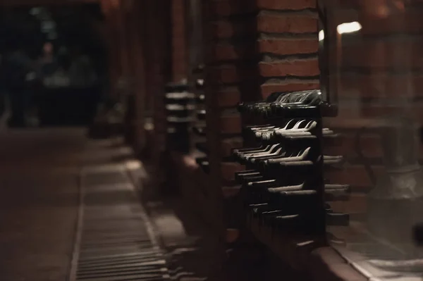 Tozlu şişe şarap şarap Kvareli tünelde