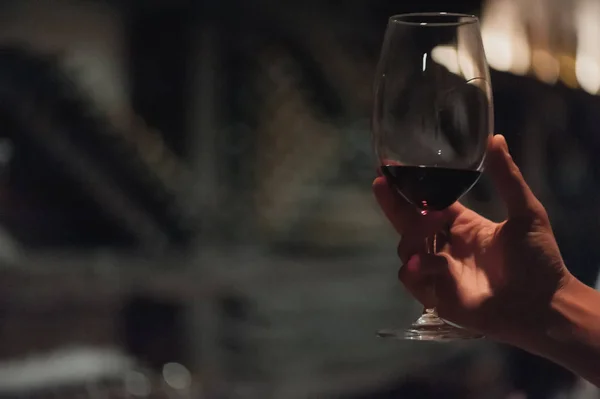 Αρσενικό sommelier χύνοντας εκμετάλλευση κρασί σε long-stemmed wineglasses. — Φωτογραφία Αρχείου