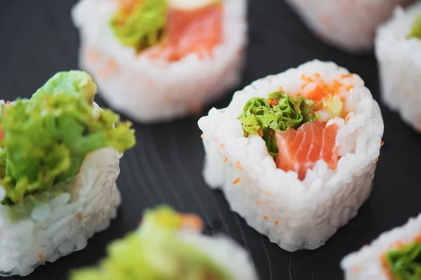 Sushi roll z łososiem i awokado — Zdjęcie stockowe