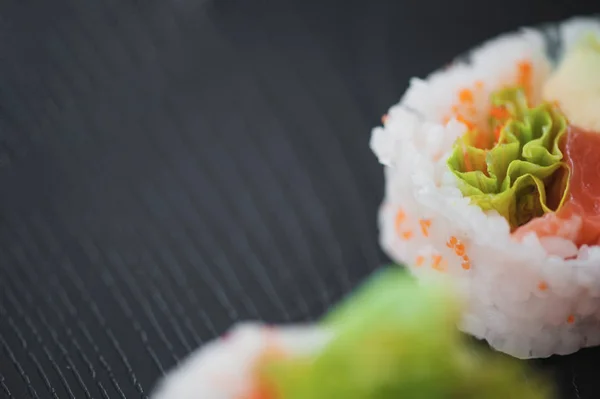 Sushi roll z łososiem i awokado — Zdjęcie stockowe