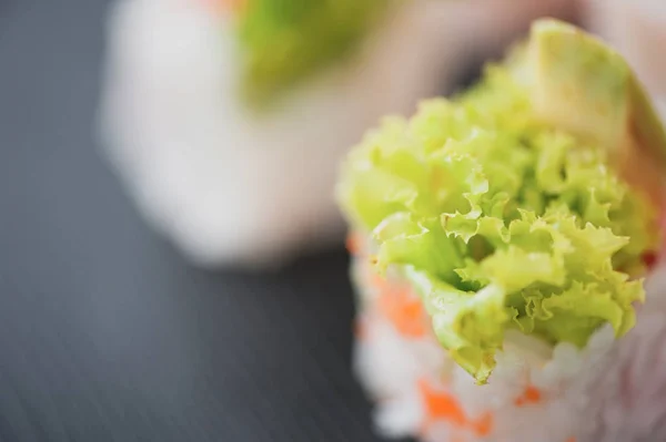 Sushi roll z łososiem i awokado — Zdjęcie stockowe