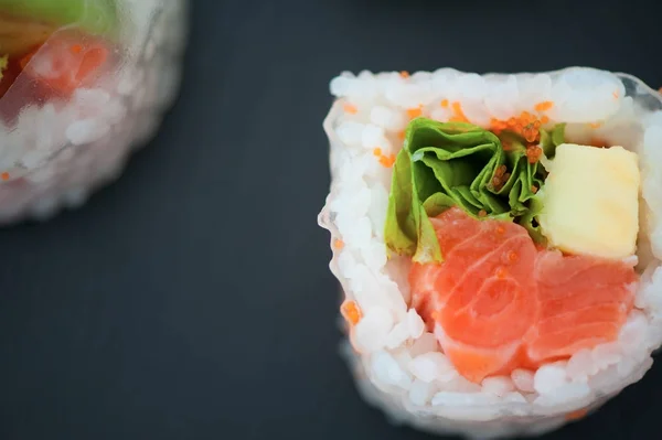 Sushi roll z łososiem i awokado — Zdjęcie stockowe