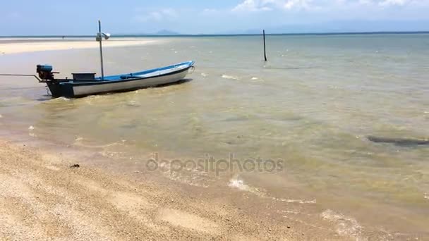 Ταϊλανδέζικη βάρκα σε μια παραλία που επιπλέει στα κύματα της θάλασσας — Αρχείο Βίντεο