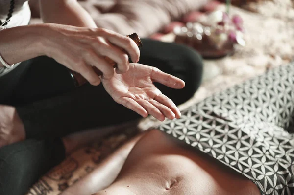 Massage concept. Mooie jonge vrouw reciving ontspannende massage — Stockfoto