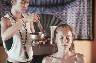 Masaj kavramı. Güzel genç kadın reciving rahatlatıcı masaj