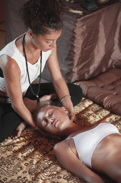 Concepto de masaje. Hermosa joven mujer recitando masaje relajante — Foto de Stock