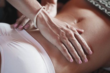 Masaj kavramı. Güzel genç kadın reciving rahatlatıcı masaj