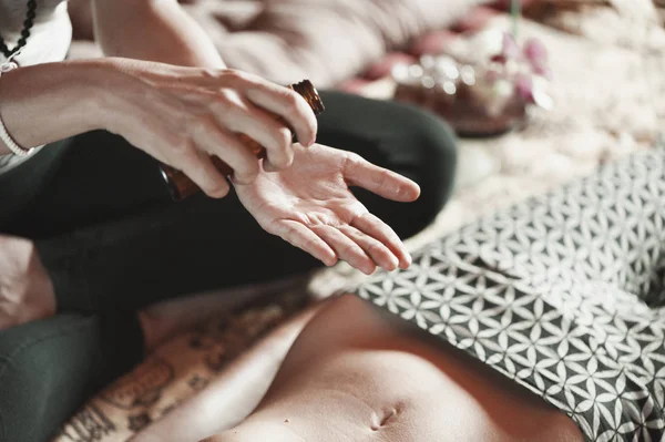 Concepto de masaje. Hermosa joven mujer recitando masaje relajante — Foto de Stock