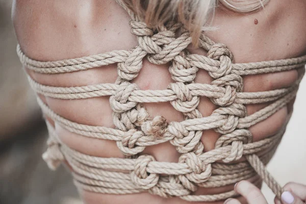 Japon tekniği shibari bir iple bağlı kadın