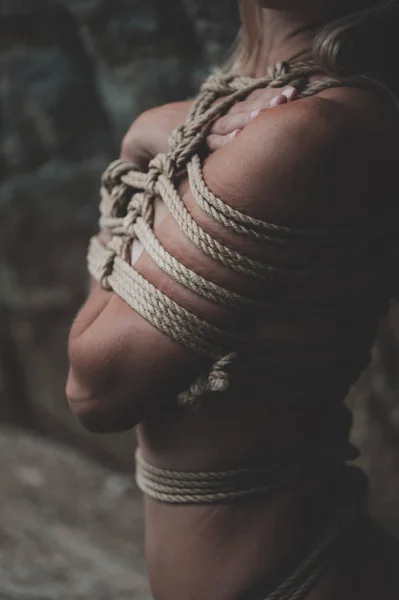 Mujer atada con una cuerda en técnica japonesa shibari — Foto de Stock