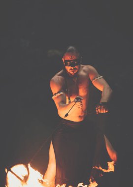 Şelale muhteşem ateş gösterisi. Acımasız kas adam