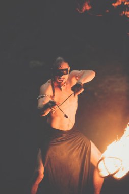 Şelale muhteşem ateş gösterisi. Acımasız kas adam