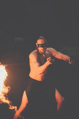 Şelale muhteşem ateş gösterisi. Acımasız kas adam