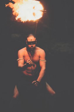 Şelale muhteşem ateş gösterisi. Acımasız kas adam