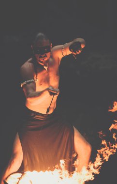 Şelale muhteşem ateş gösterisi. Acımasız kas adam