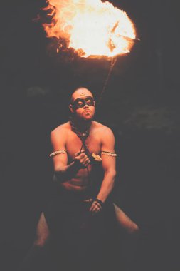 Şelale muhteşem ateş gösterisi. Acımasız kas adam