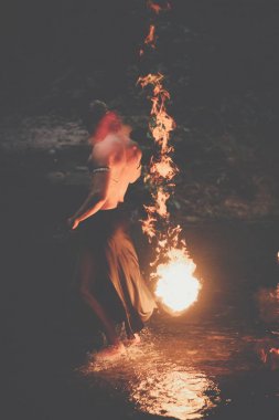 Şelale muhteşem ateş gösterisi. Acımasız kas adam